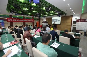 骏君老师在北大电商总裁班二期班课堂上授课,主讲互联网思维与营销革新 骏君老师在北大电商总裁班二期班课堂上授课,主讲互联网思维与营销革新