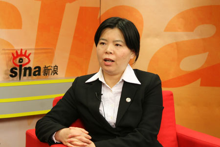 图：华安强化收益债券基金基金经理周丽萍3月6日做客财经会客厅，图片来源：新浪财经