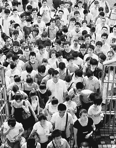 身份背景左右后天发展 草根向上流动面临困难
